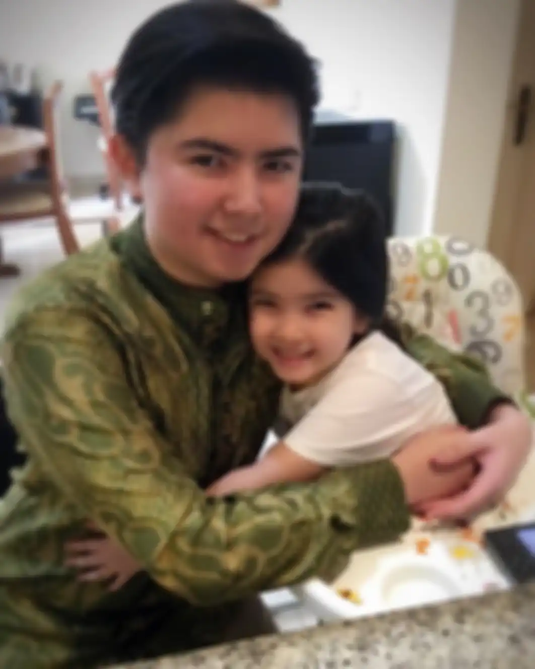 Kedekatan anak Olla Ramlan, Sean Mikael dengan adik sambungnya, Alessa.