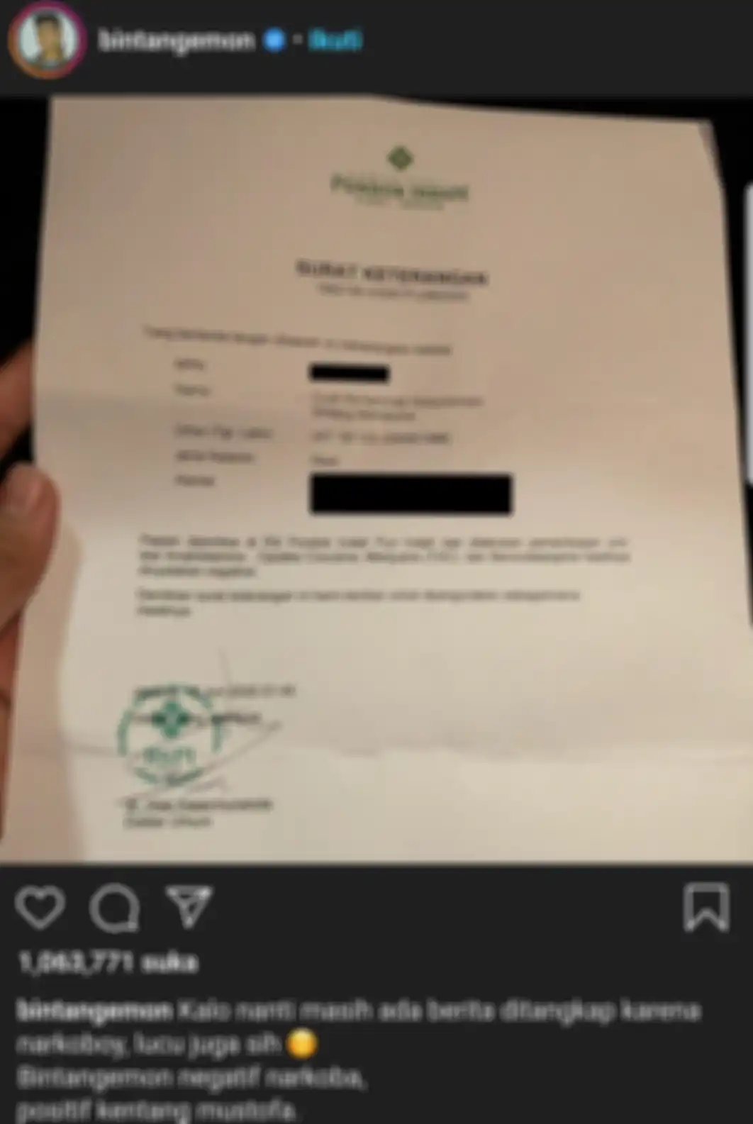 Bintang Emon menunjukkan surat pernyataan yang dikeluarkan oleh salah satu rumah sakit swasta di Jakarta, Senin (15/6/2020).