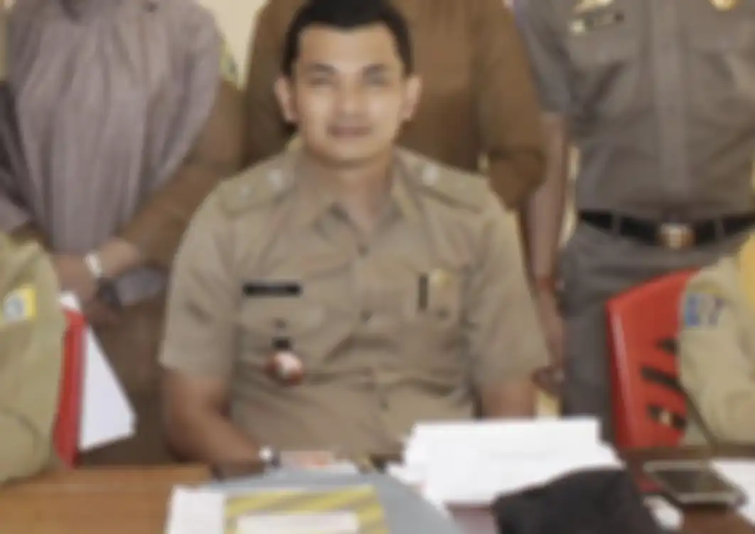 Andi Adi ASN Pemkab Sinjai tak cuma tendang motor wanita ternyata tega berbuat begini ke korbannya. Foto tersangka disebarkan.