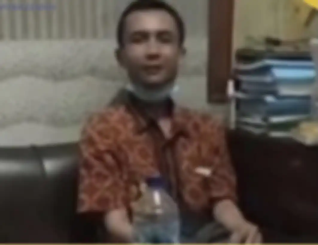 Foto Yana Sumedang yang tampak tersenyum saat menjalani pemeriksaan di kantor polisi sudah membuat geram netizen.