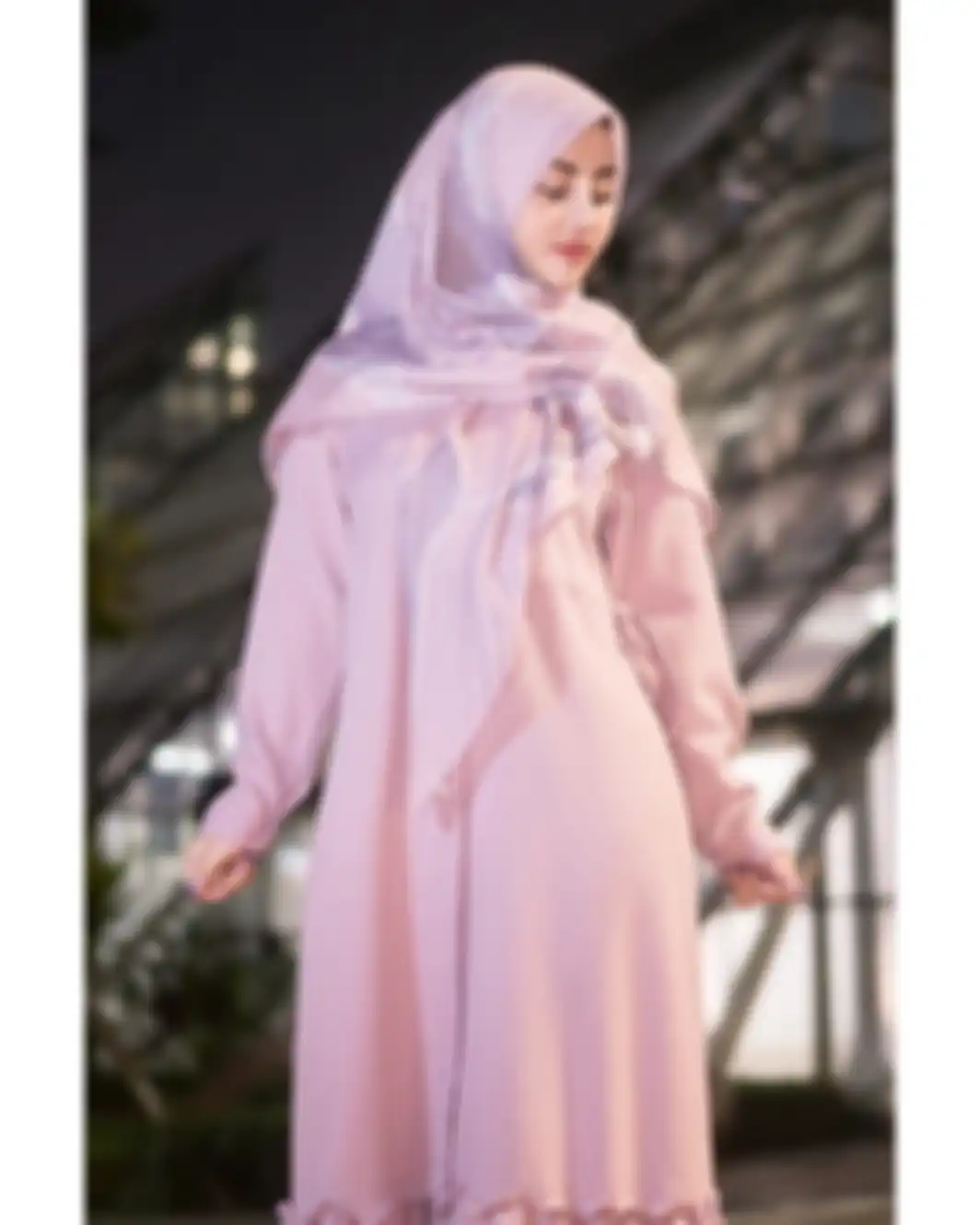 Foto Tania Ayu pakai hijab jadi sorotan. Nama model Tania Ayu terseret dalam kabar prostitusi online artis berinisial TA dengan tarif Rp 30 juta. 