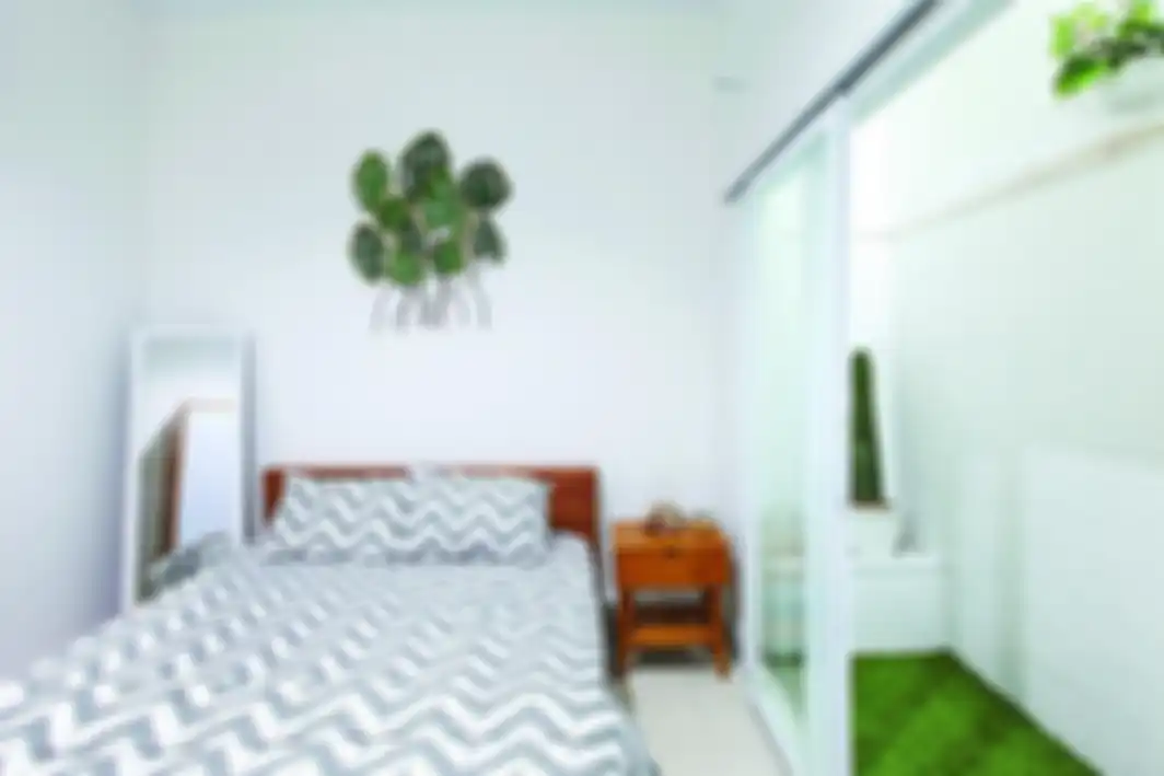 Letak cermin menurut Feng Shui tidak boleh langsung menghadap wajah orang yang tidur.