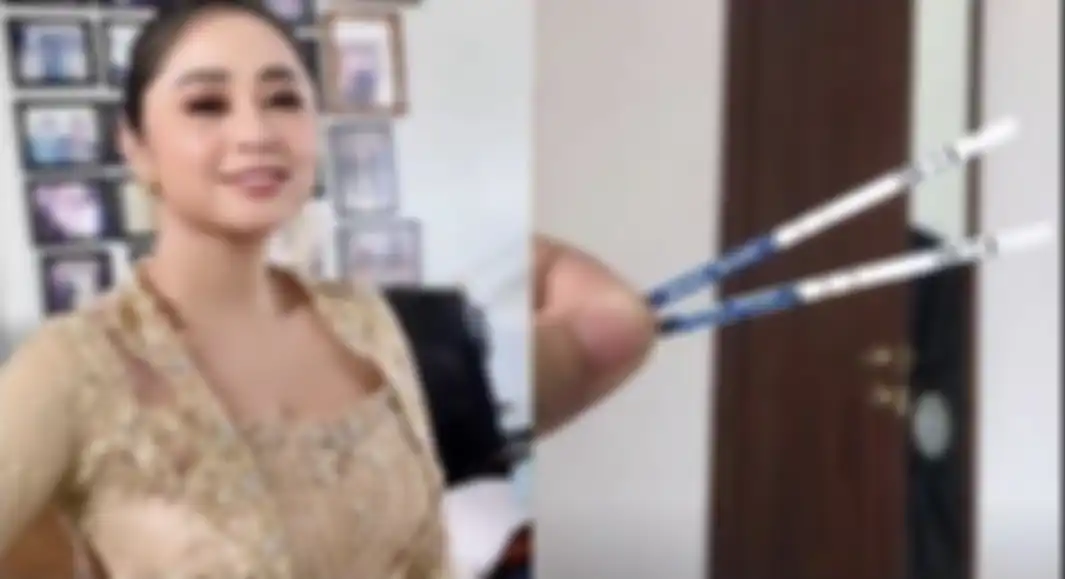 Angga Wijaya balas Dewi Perssik yang posting foto test pack 2 garis. Semoga beliau dijauhkan dari orang tidak jujur.