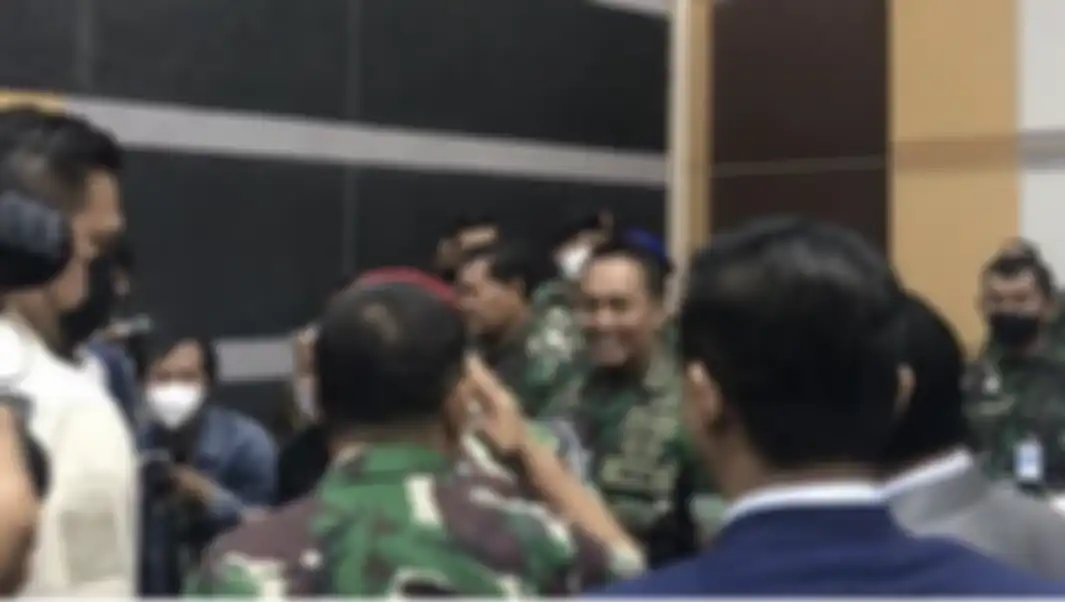 Ini penyebab Effendi Simbolon gagal menjadi saksi momen foto bareng Jenderal Dudung dan Panglima TNI Jenderal Andika di DPR. 