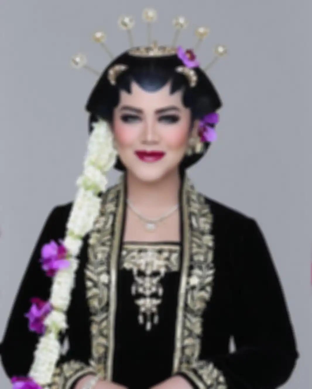 Kahiyang Ayu tengah melakukan sesi foto ketika mengenakan busana adat Jawa Tengah yang dirias oleh Bennu Sorumba dengan gaya makeup overdrawn lips
