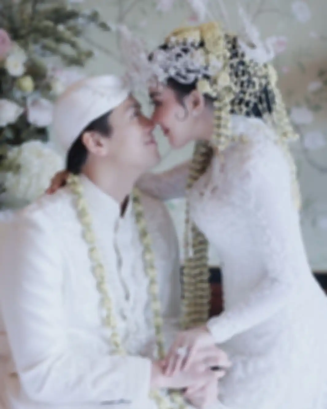 Penampilan anggun dan memesona Syahrini pamer lekuk tubuh langsing kenakan kebaya di hari ulang tahun pernikahannya dengan Reino Barack