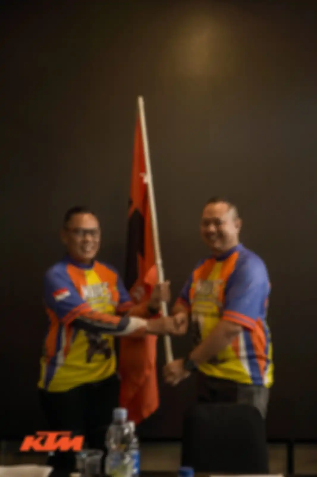 Lexy Rohi (kiri) terpilih menjadi Ketua Umum KTM Adventure Indonesia 2022-2024.