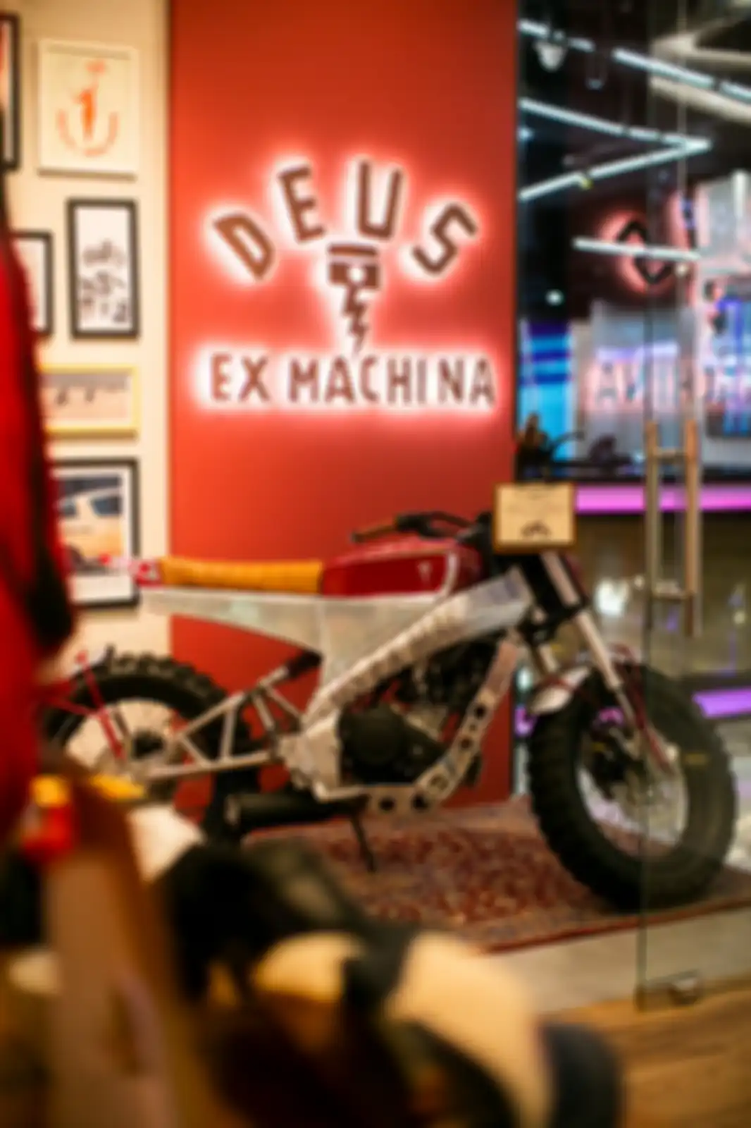 AKA-TOMBO, sebuah motor custom YardBuilt Yamaha XSR155 milik Deus Indonesia.