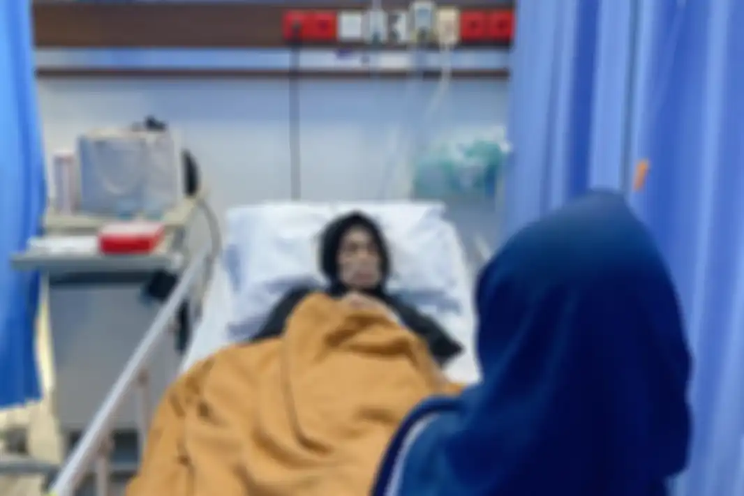 Indra Bruggman ikut hancur melihat foto permintaan terakhir sosok tercinta, ibunda Kiki Farrel, yang juga dikenal sebagai sahabatnya.