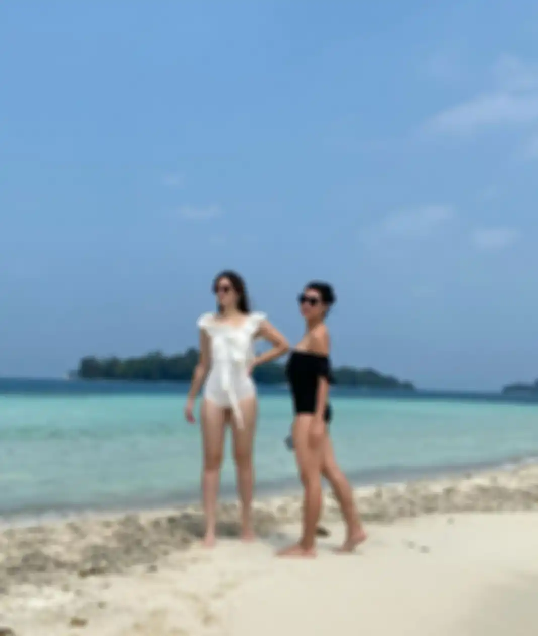 Penampilan seksi Nia Ramadhani istri konglomerat Ardie Bakrie pakai bikini di pantai yang banjir kritikan