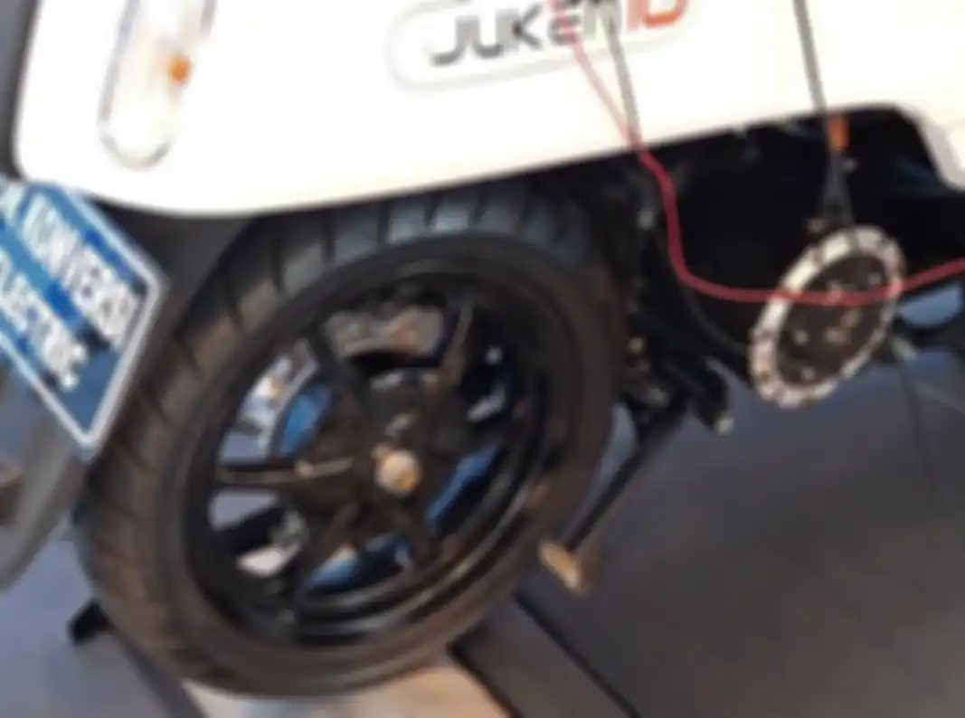 Menggunakan motor listrik atau dinamo 2.000 watt atau 2 Kw