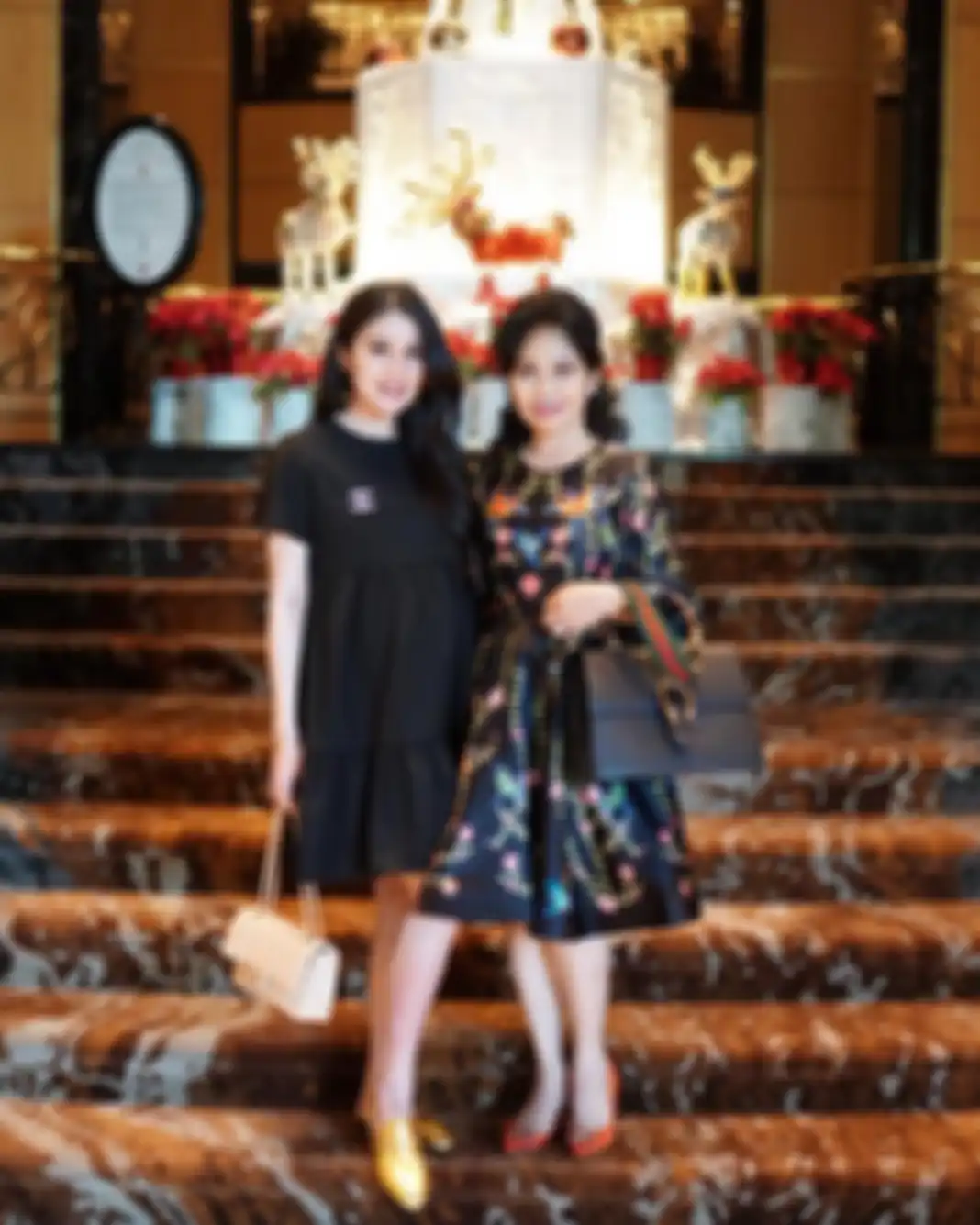 Catharina Erliani dan Sandra Dewi modis dalam balutan dress.