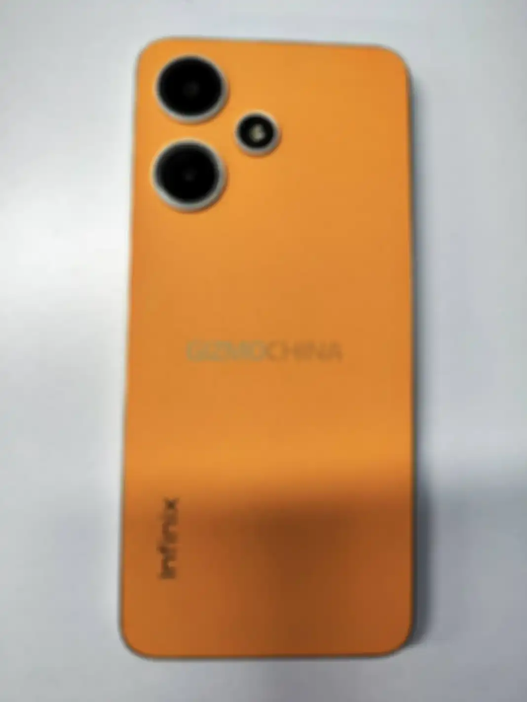 Tampilan Infinix Hot 30i varian Marigold (orange).