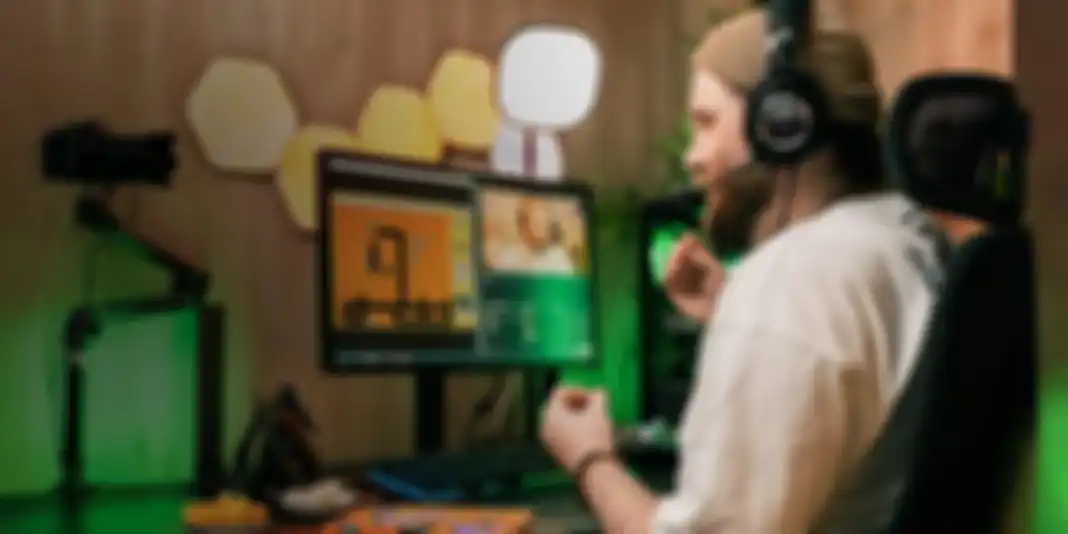 Ilustrasi pengguna menggunakan headset gaming Audio-Technica yang menggunakan mic untuk streaming.