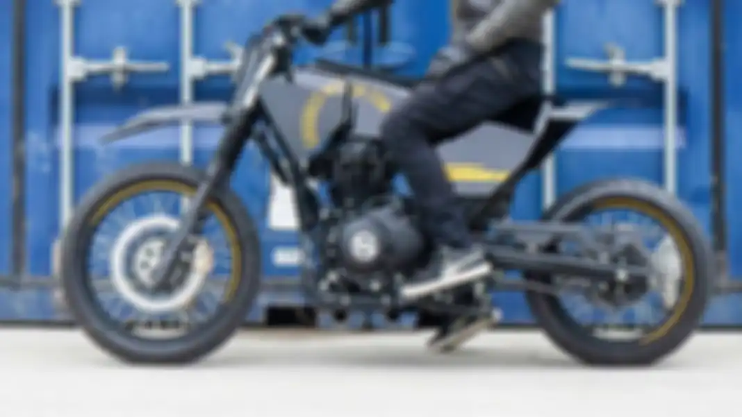 Posisi tangki Royal Enfield Himalayan Scram 411 di bawah tempat duduk.