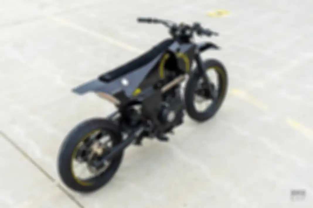 Tampak atas Royal Enfield Himalaya Scram 411 custom Supermoto.