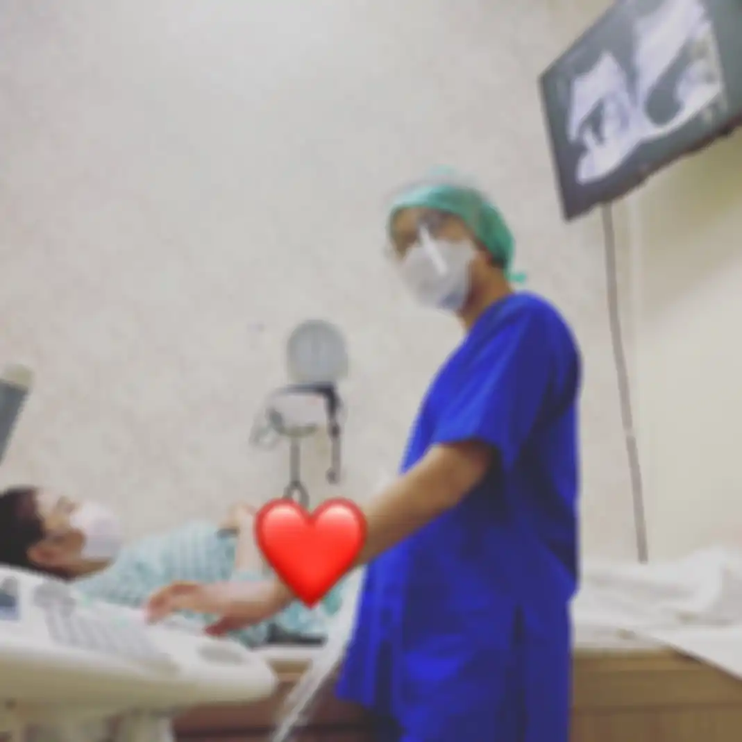 Uut Permatasari menutupi wajahnya dengan kedua tangannya. istri Kapolres Gowa mendapat musibah. Foto perutnya jadi sorotan.