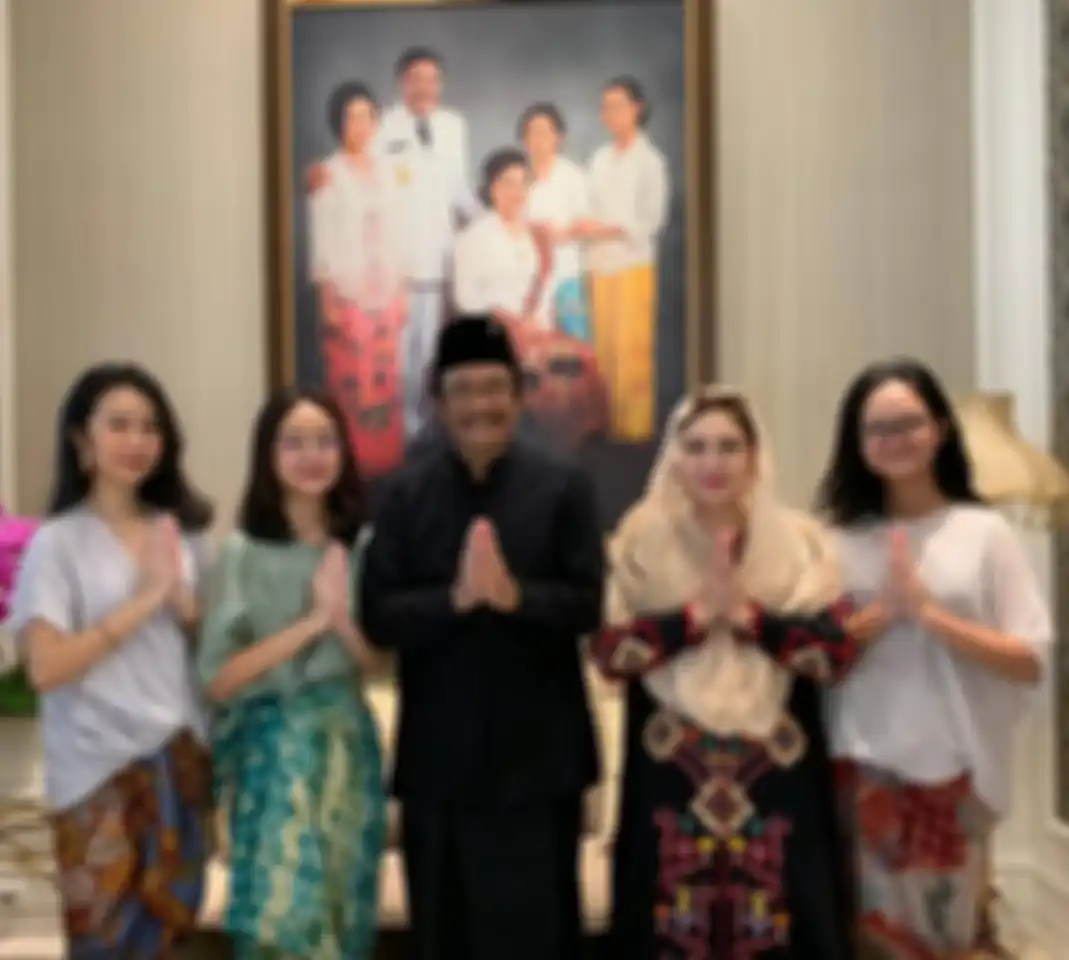 Penampilan kompak ketiga putri Djarot Saiful Hidayat saat Lebaran
