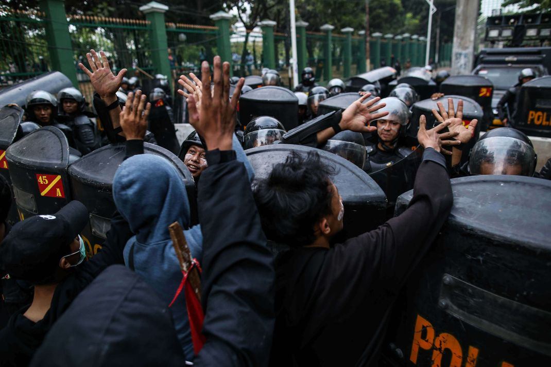 Pelajar melakukan Aksi Tolak RUKHP di Belakang Gedung DPR/MPR, Palmerah, Jakarta Barat, Rabu (25/9/2019). 