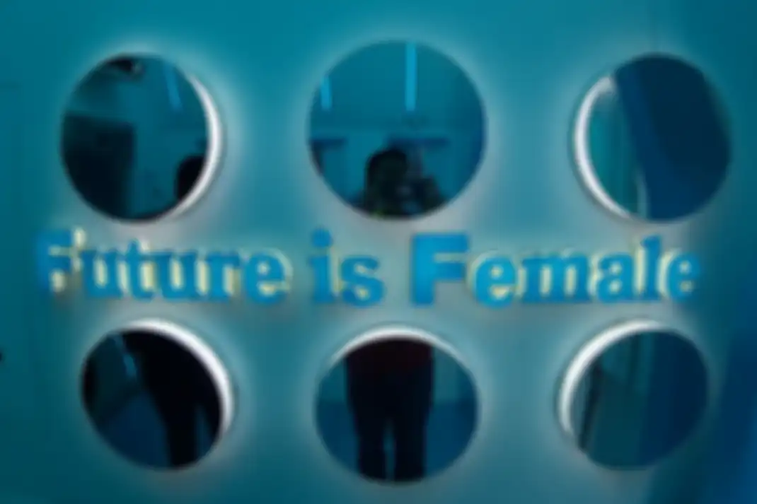 Sayangnya, jepretan kamera ultra-wide tadi memiliki barrel distrotion yang cukup terasa. Tulisan Future is Female dalam foto ini, misalnya, jadi tampak melengkung, meski sebenarnya lurus. 