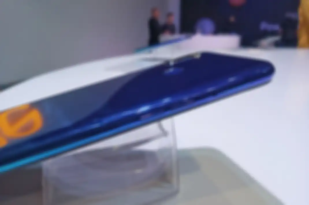 Tampak pada gambar, Realme 3, jika dilihat dari depan, tepat di sisi kiri ponsel, terdapat tombol volume. Ada pula slot SIM card bersama dengan slot kartu micro SD yang bisa dipicu keluar menggunakan jarum ejector.