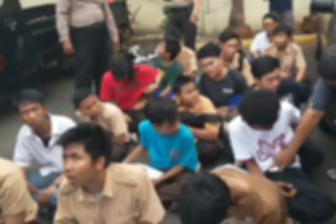 Sejumlah pelajar SMA dijaring Satuan Polsek Jatinegara saat berjalan kaki di Jalan Dewi Sartika, Jakarta Timur, hendak menuju Gedung DPR/MPR RI, Jakarta Pusat, Rabu (25/9/2019). 
