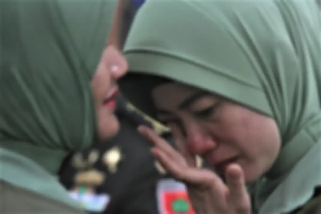 Irma Zulkifli Nasution Hendari, istri Kolonel Hendi Suhendi menangis saat serah terima jabatan Komandan Distrik Militer 1417 Kendari, Sulawesi Tenggara. 
