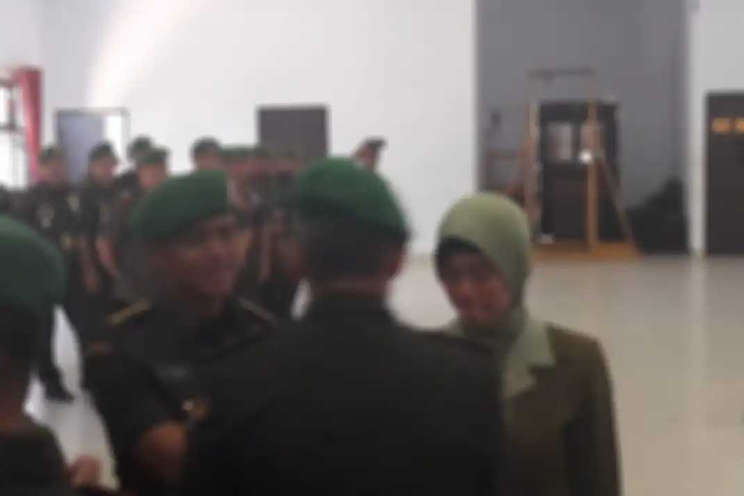 Irma Zulkifli Nasution Hendari, istri Kolonel Hendi Suhendi menangis saat serah terima jabatan Komandan Distrik Militer 1417 Kendari, Sulawesi Tenggara. 
