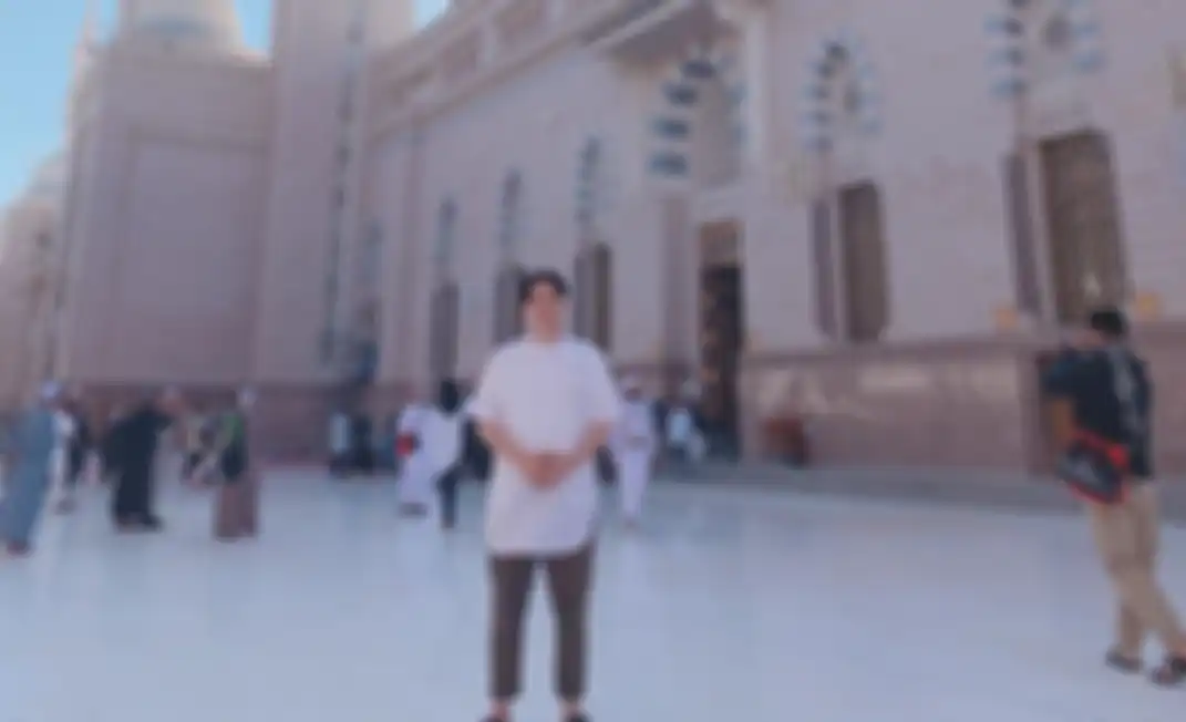 unggahan Roger Danuarta saat beribadah umrah