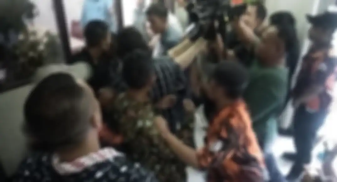 Kehebohan yang terjadi saat Fairuz A Rafiq pingsan di Pengadilan Negeri Jakarta Selatan, Senin (27/1/2020).