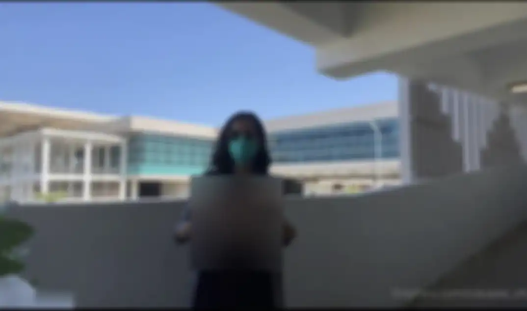 Foto wanita pamer payudara di Bandara Yogyakarta