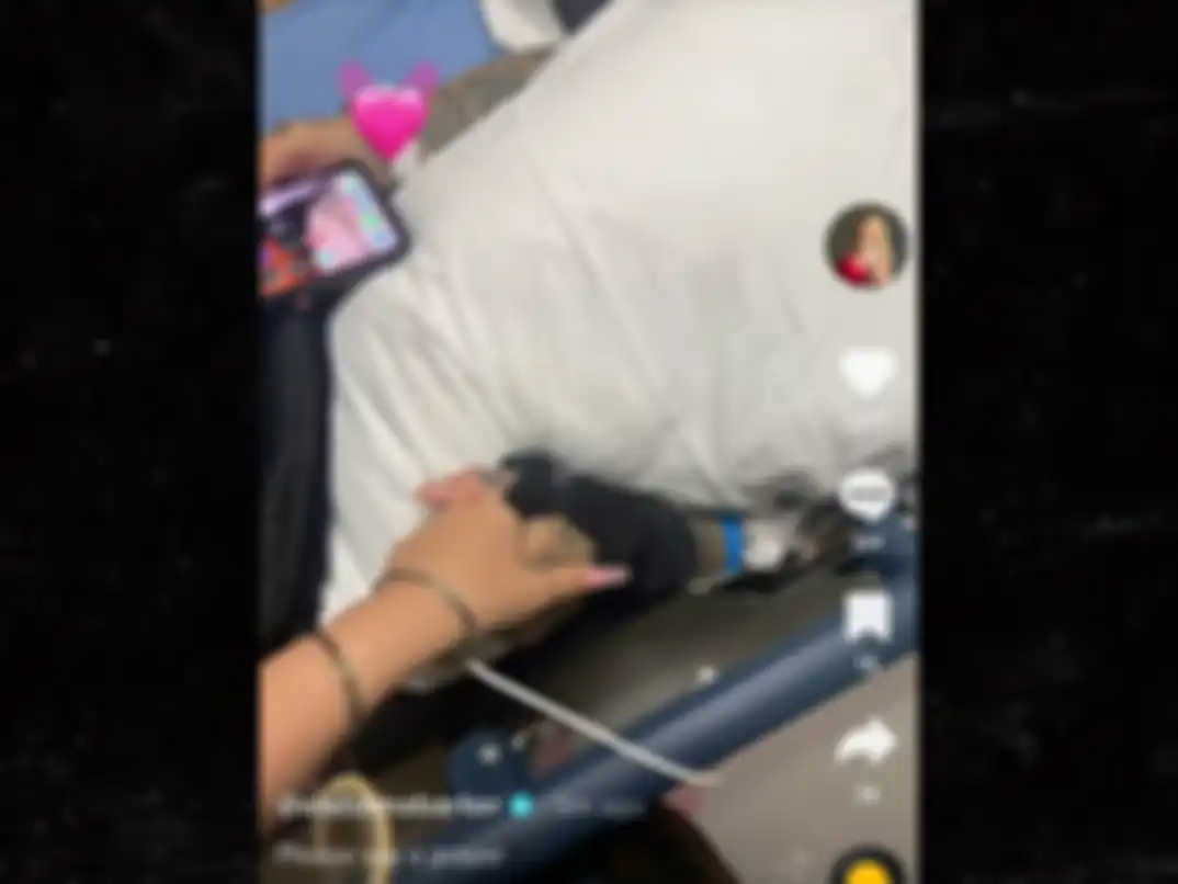 Postingan Alabama Barker saat memegang tangan ayahnya, Travis Barker.