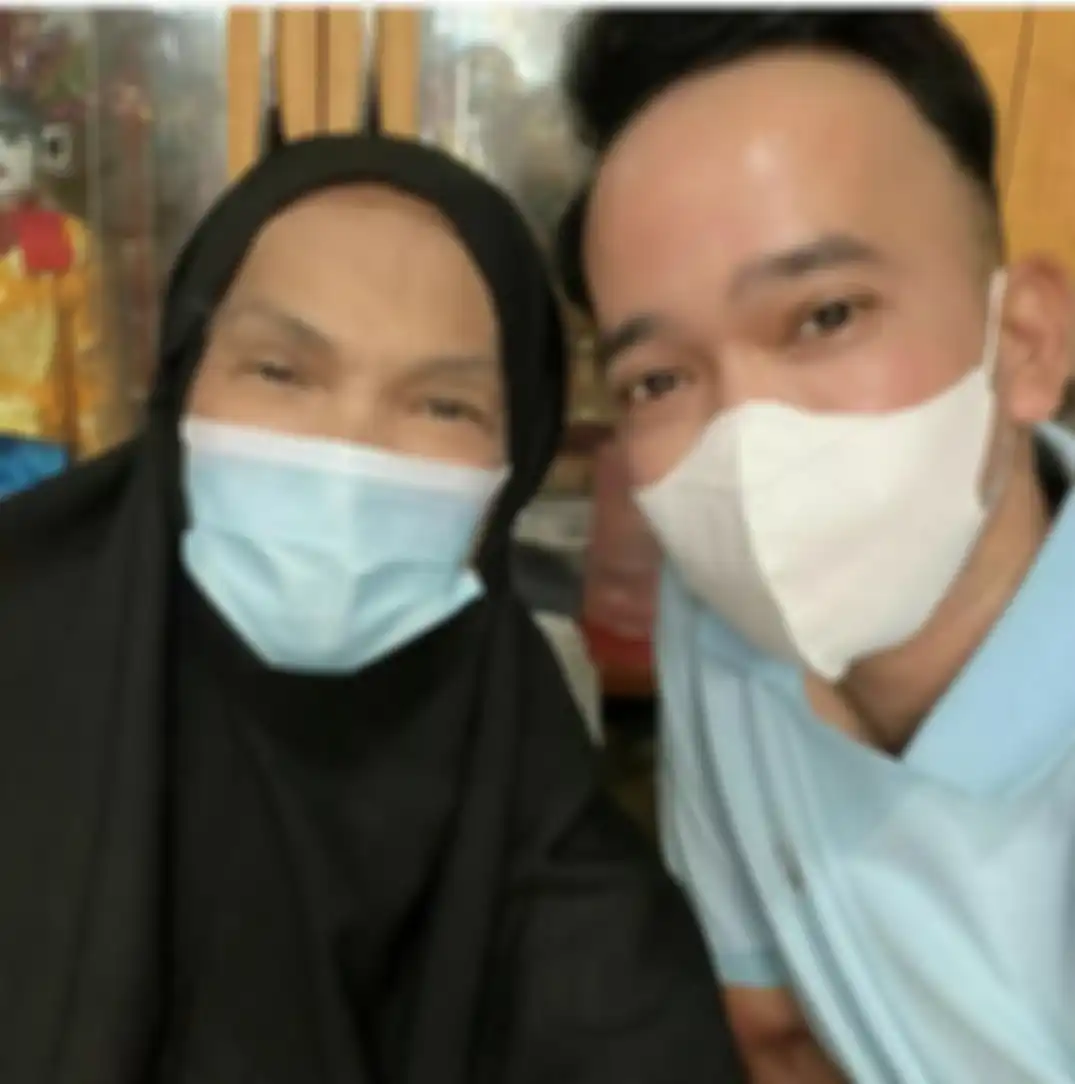 Tatapan kosong Dorce Gamalama tertangkap kamera saat mengusap pipi Betrand Peto. Kondisi kakinya membengkak hingga tak bisa digunakan berjalan.