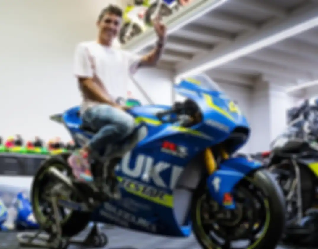 Aleix Espargaro dengan Suzuki GSX-RR yang jadi hadiah baginya dari Suzuki Motor Company. 