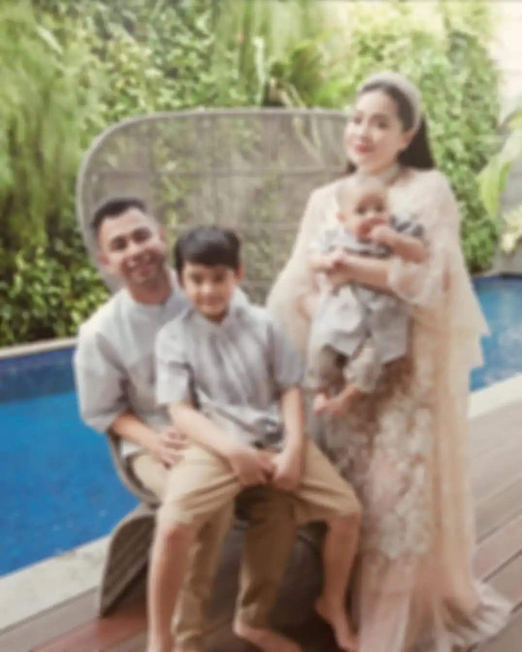 Raffi Ahmad dan Nagita Slavina, beserta Rafathar dan Rayyanza.