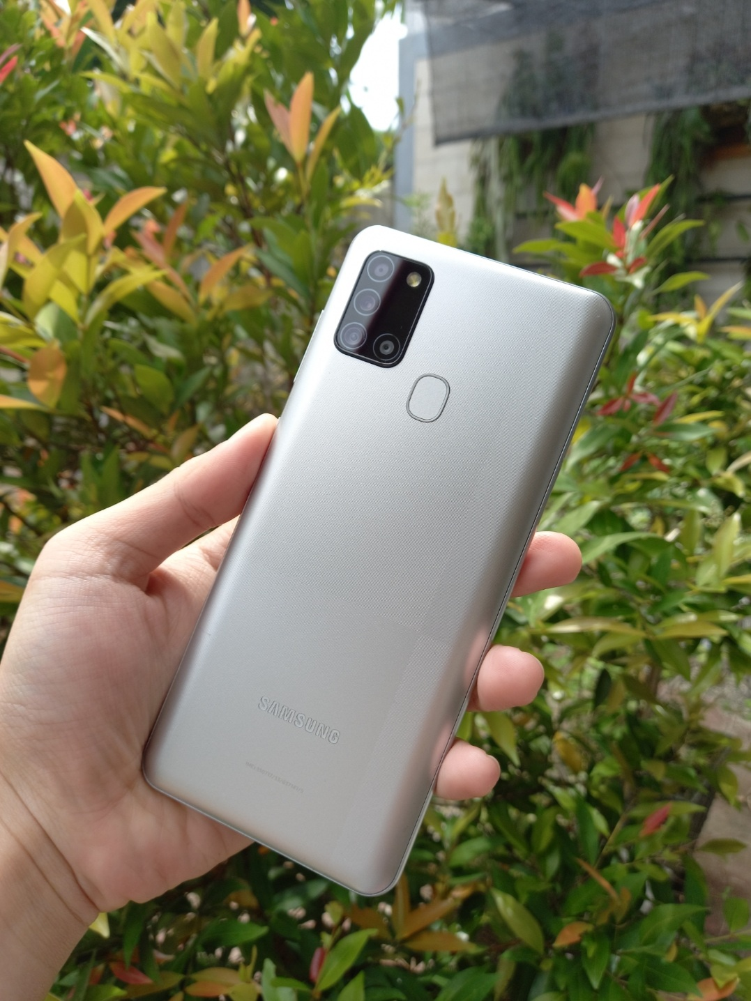 Desain bodi belakang Samsung Galaxy A21s dengan warna Silver terbaru.
