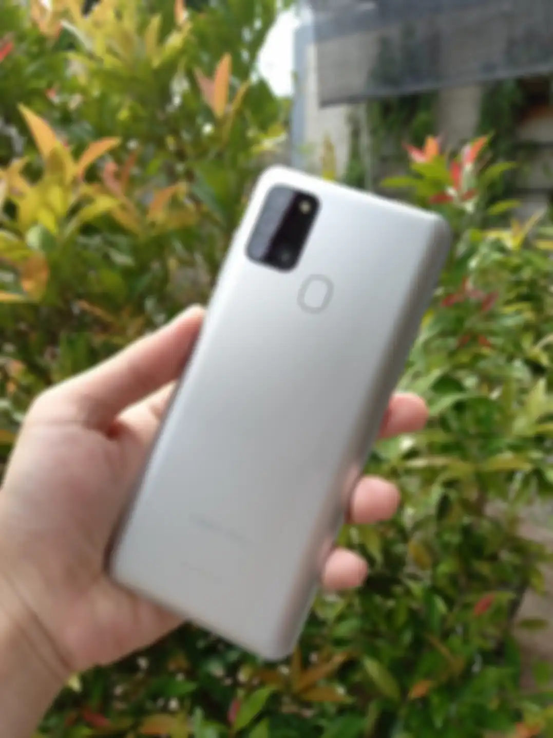Desain bodi belakang Samsung Galaxy A21s dengan warna Silver terbaru.