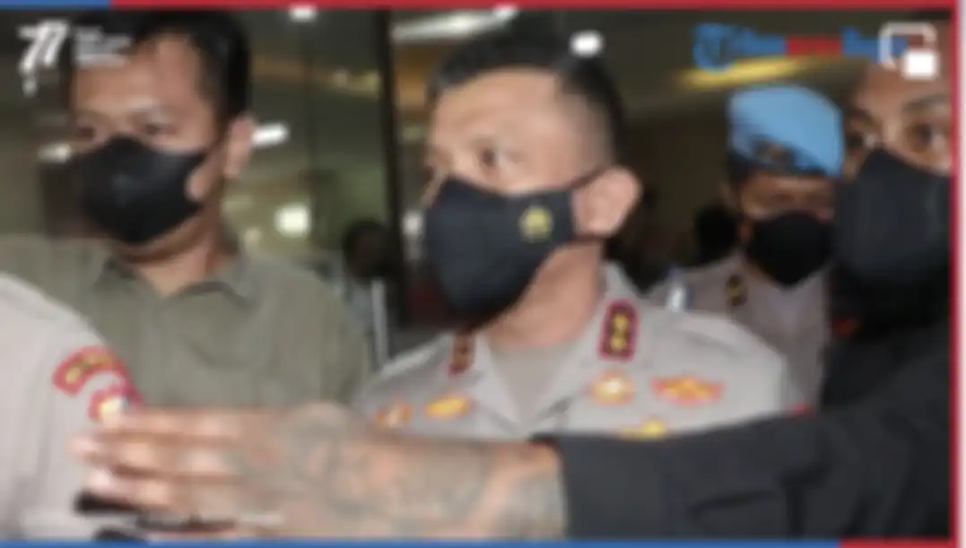 Sosok ajudan Irjen Ferdy Sambo yang duduk di sebelah Brigadir J dipertanyakan saat mereka liburan bareng. Foto pengawal Sambo bikin heboh.