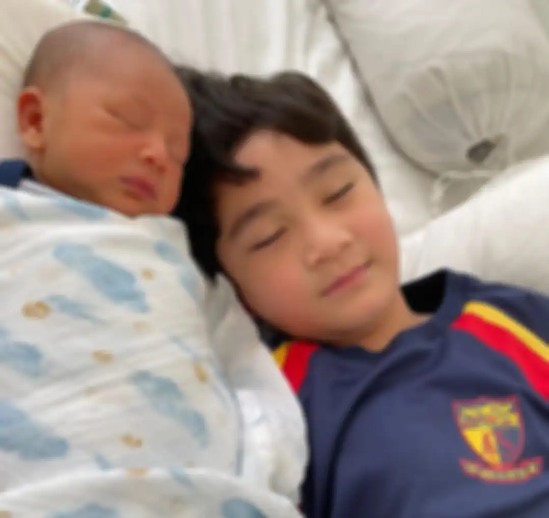 Potret Rafathar dan adiknya Rayyanza