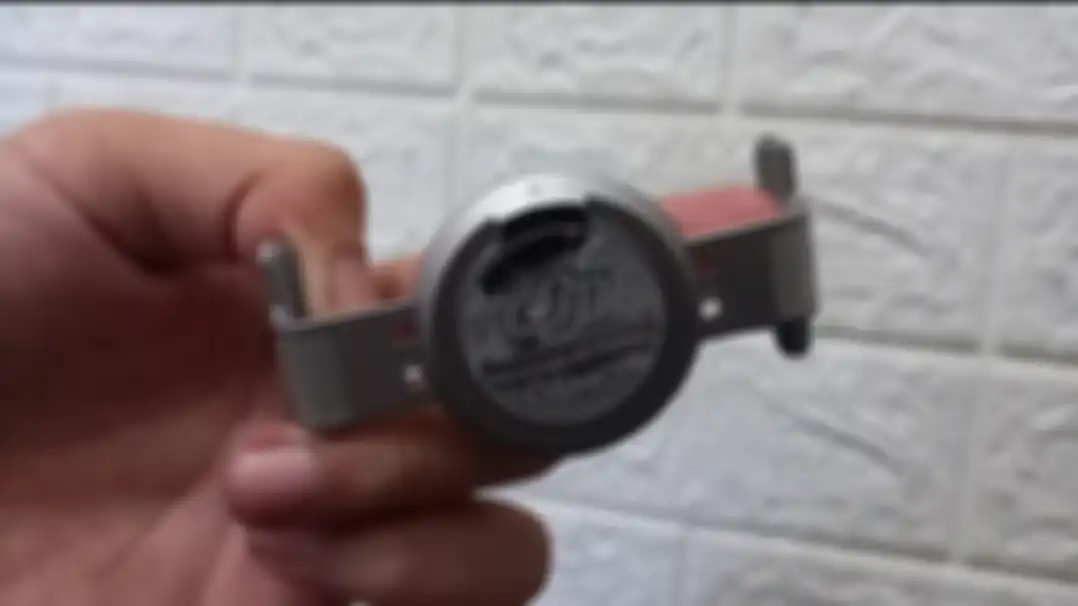 Alat perekat yang dipasangkan ke perangkat smartphone agar lebih mudah menggunakan DJI Osmo Mobile 4.