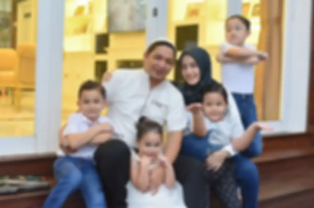Pasha Ungu bersama istri dan anak-anaknya