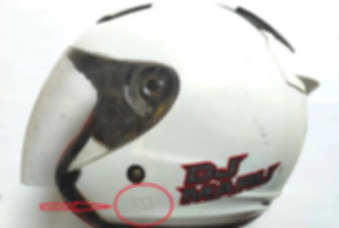 Logo SNI harus di belakang atau kiri helm