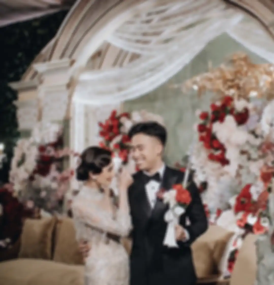 Selain Acha Septriasa, penyanyi kondang inin juga harus hidup dengan satu ginjal. Foto nikahnya curi perhatian netizen. 