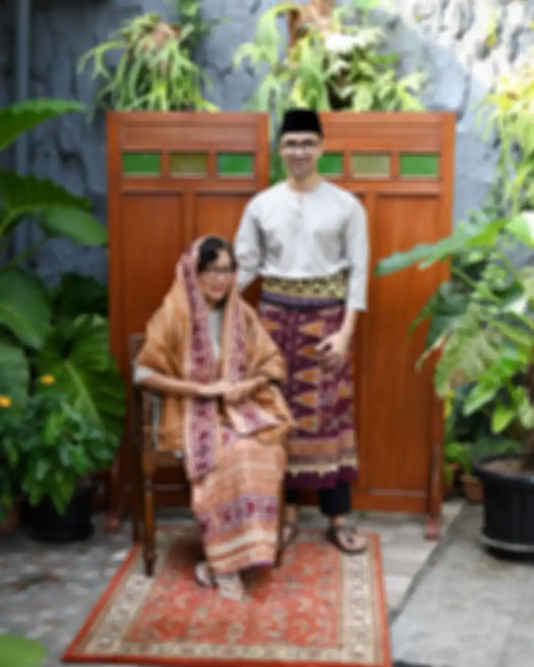 Rancangan kebaya Didiet Maulana berhasil membuat foto wisuda Maudy Ayunda banjir pujian.