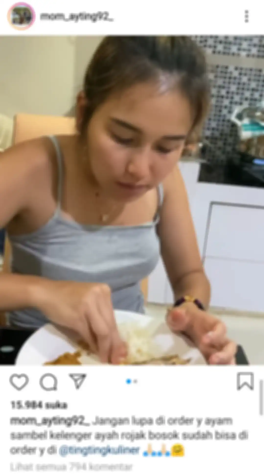Unggahan Umi Kalsum saat promosi bisnis kuliner yang membuat netizen salah fokus dengan baju Ayu Ting Ting