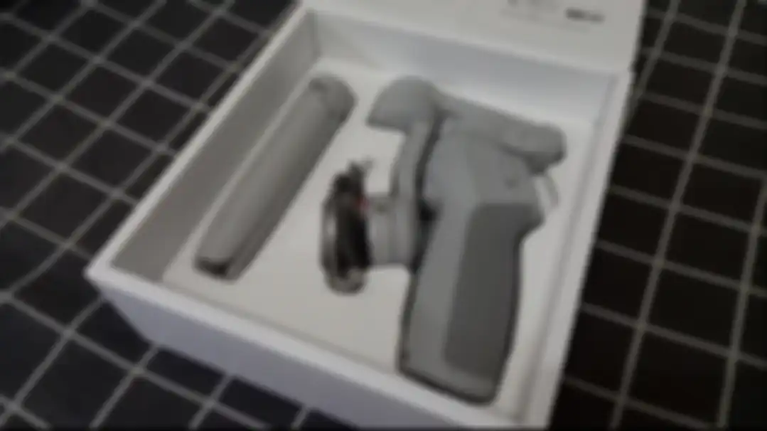 Isi box DJI Osmo Mobile 4 yang memperlihatkan perangkat stabilizer bersama dengan tripod dan perekatnya.