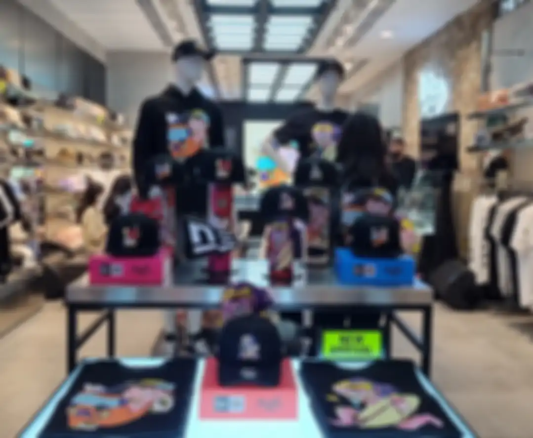 Display kolaborasi Muklay x New Era di Kota Kasablanka, Jakarta.