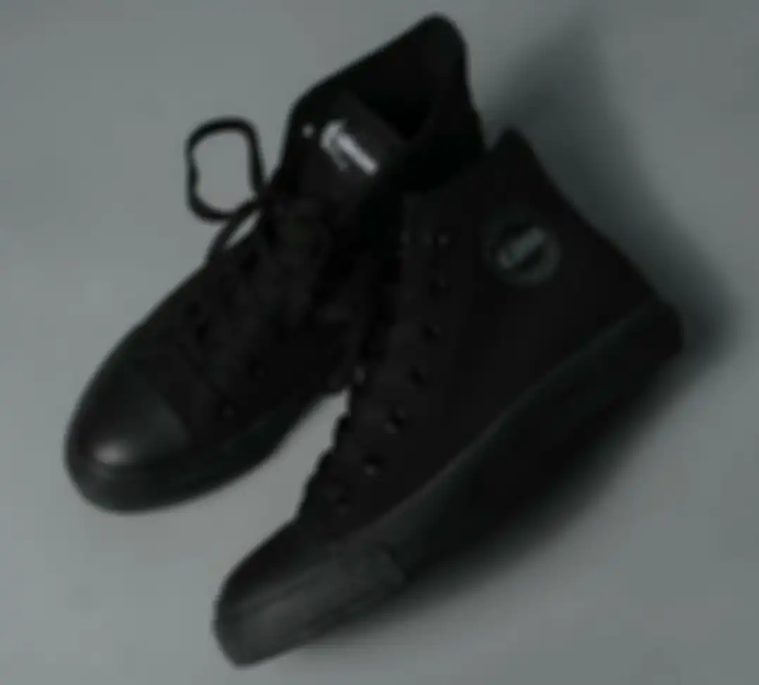 Salah satu produk sneakers Johnson