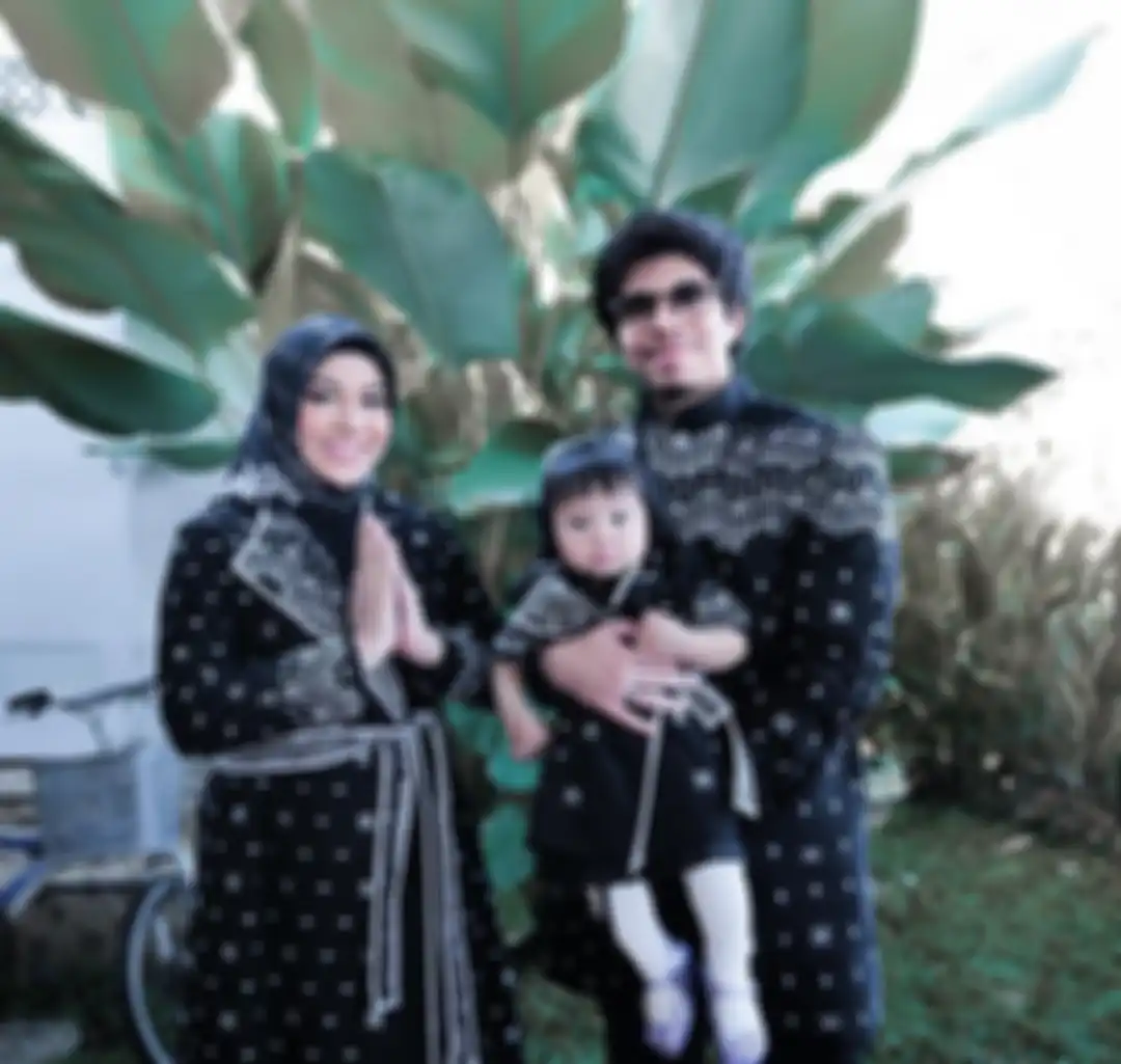 Gaya fashion Atta Halilintar dan Aurel Hermansyah saat Lebaran 2023