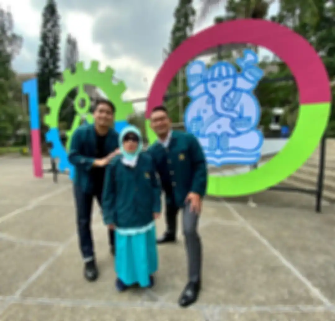 Anak Ridwan Kamil bangga bisa foto bareng idolanya, Ariel NOAH. Namun, mantan Luna Maya malah merasa bersalah kepada Ridwan Kamil.